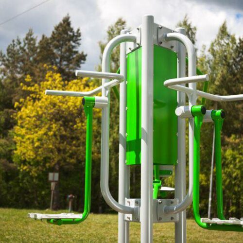 Combi buiten fitnesstoestellen 21 Buiten fitness stations van SKWShop zijn een waardevolle investering in een gezonde leefomgeving en dragen bij aan actieve leefstijlen in de openbare ruimte.